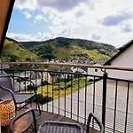 Prázdninový dům Wellness Haus In Zell, 3 Komplette Wohnungen, Moselblick, Sauna, Whirlpool, 3 Balkone, 14 Gaeste *