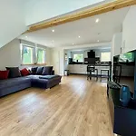 Prázdninový dům Wellness Haus In Zell, 3 Komplette Wohnungen, Moselblick, Sauna, Whirlpool, 3 Balkone, 14 Gaeste
