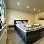 Wellness Haus In Zell, 3 Komplette Wohnungen, Moselblick, Sauna, Whirlpool, 3 Balkone, 14 Gaeste * Zell an der Mosel