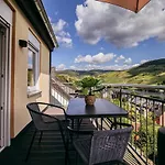 Prázdninový dům Wellness Haus In Zell, 3 Komplette Wohnungen, Moselblick, Sauna, Whirlpool, 3 Balkone, 14 Gaeste Zell an der Mosel