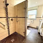 Wellness Haus In Zell, 3 Komplette Wohnungen, Moselblick, Sauna, Whirlpool, 3 Balkone, 14 Gaeste * Zell an der Mosel