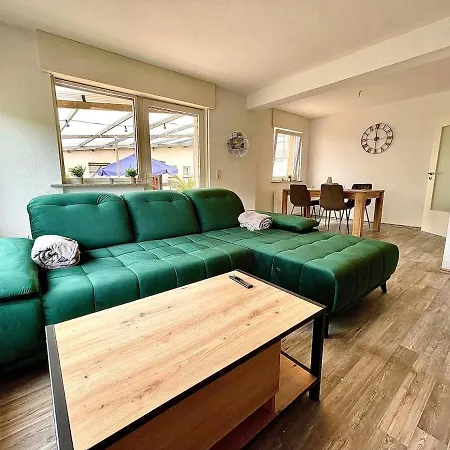 Casa de Férias Wellness Haus In Zell, 3 Komplette Wohnungen, Moselblick, Sauna, Whirlpool, 3 Balkone, 14 Gaeste *