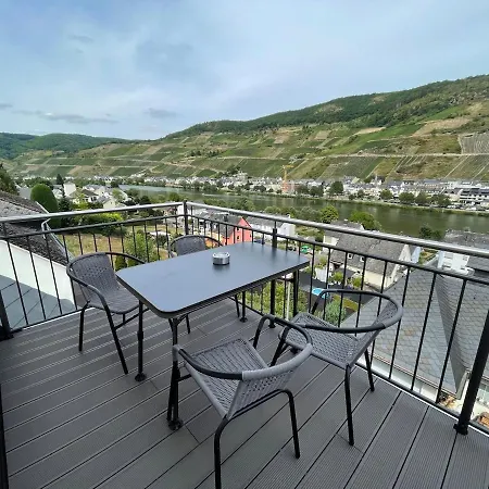 Wellness Haus In Zell, 3 Komplette Wohnungen, Moselblick, Sauna, Whirlpool, 3 Balkone, 14 Gaeste Casa de Férias Zell an der Mosel