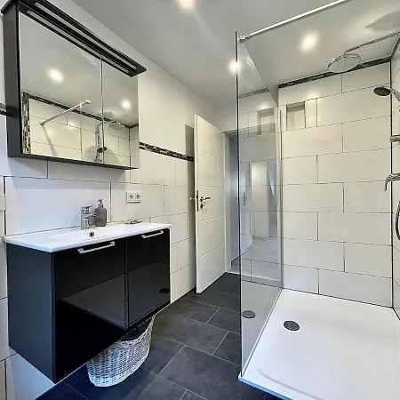 펜션 Wellness Haus In Zell, 3 Komplette Wohnungen, Moselblick, Sauna, Whirlpool, 3 Balkone, Grill 첼 안 데어 모젤