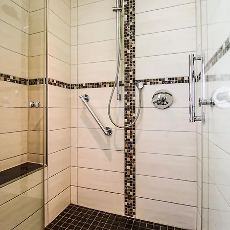 Ferienhaus Wellness Haus In Zell, 3 Komplette Wohnungen, Moselblick, Sauna, Whirlpool, 3 Balkone, 14 Gäste *