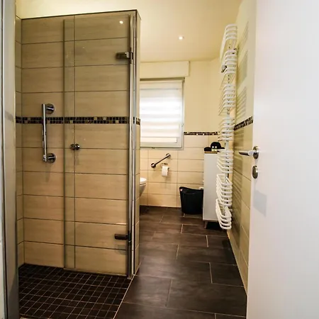 펜션 Wellness Haus In Zell, 3 Komplette Wohnungen, Moselblick, Sauna, Whirlpool, 3 Balkone, Grill 첼 안 데어 모젤