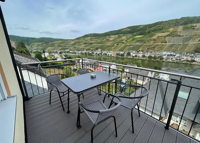 Wellness Haus In Zell, 3 Komplette Wohnungen, Moselblick, Sauna, Whirlpool, 3 Balkone, 14 Gaeste Casa de Férias Zell an der Mosel