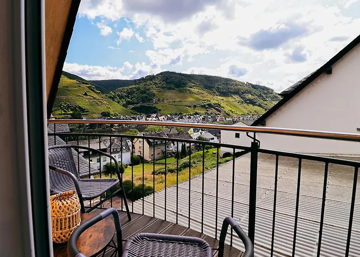 Casa de Férias Wellness Haus In Zell, 3 Komplette Wohnungen, Moselblick, Sauna, Whirlpool, 3 Balkone, 14 Gaeste *