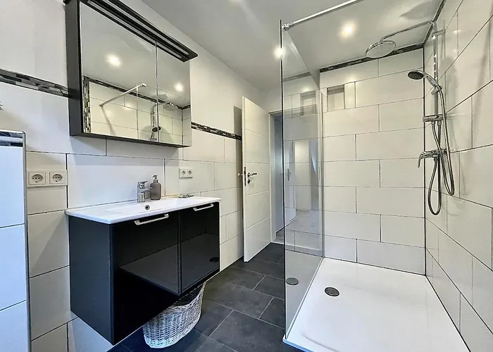 Casa de Férias Wellness Haus In Zell, 3 Komplette Wohnungen, Moselblick, Sauna, Whirlpool, 3 Balkone, 14 Gaeste Zell an der Mosel