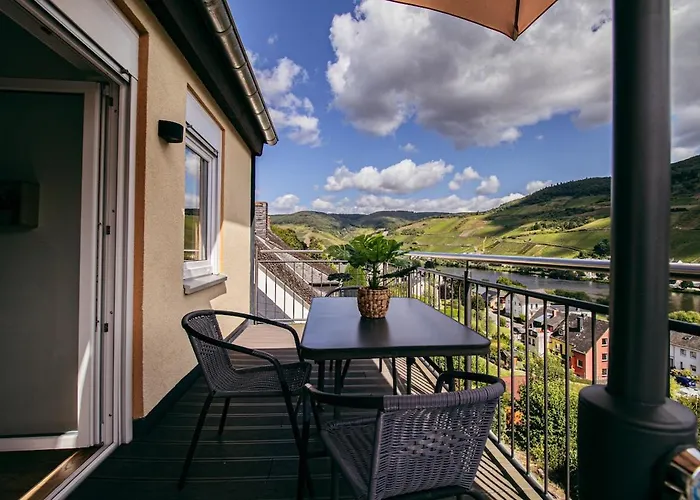 Casa de Férias Wellness Haus In Zell, 3 Komplette Wohnungen, Moselblick, Sauna, Whirlpool, 3 Balkone, 14 Gaeste Zell an der Mosel