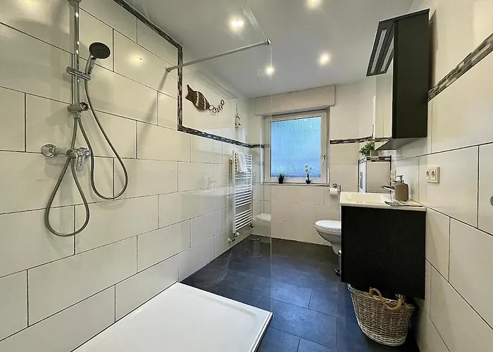 Casa de Férias Wellness Haus In Zell, 3 Komplette Wohnungen, Moselblick, Sauna, Whirlpool, 3 Balkone, 14 Gaeste