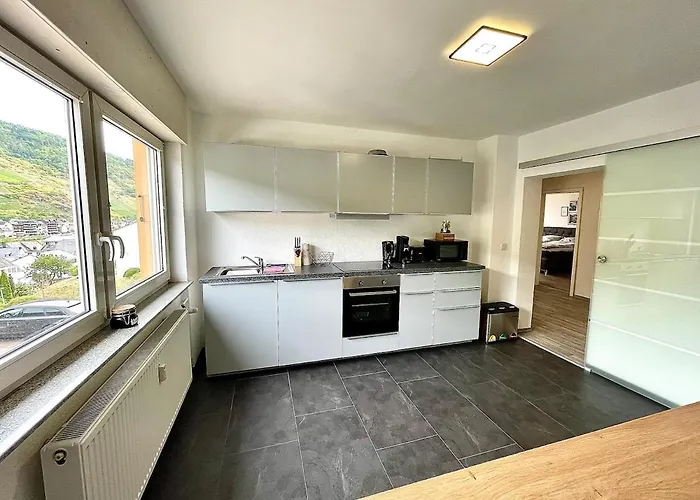 Casa de Férias Wellness Haus In Zell, 3 Komplette Wohnungen, Moselblick, Sauna, Whirlpool, 3 Balkone, 14 Gaeste